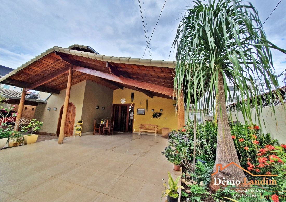 Casa à venda com 6 quartos, 343m² - Foto 1